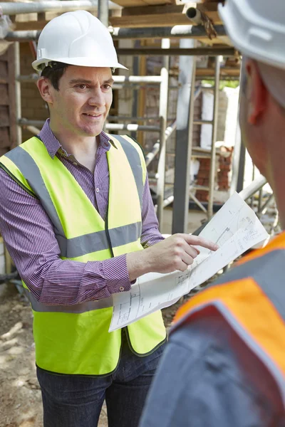 Arkitekt diskuterar planer med builder — Stock fotografie