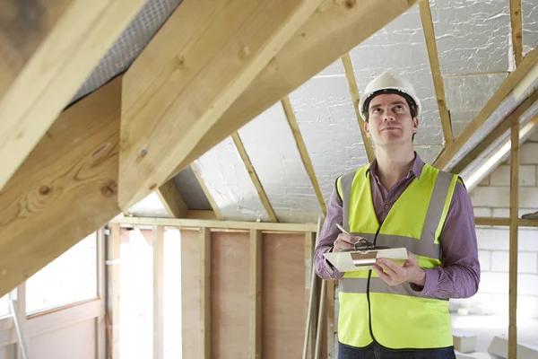 Building Inspector Looking At New Property — Stock Photo, Image