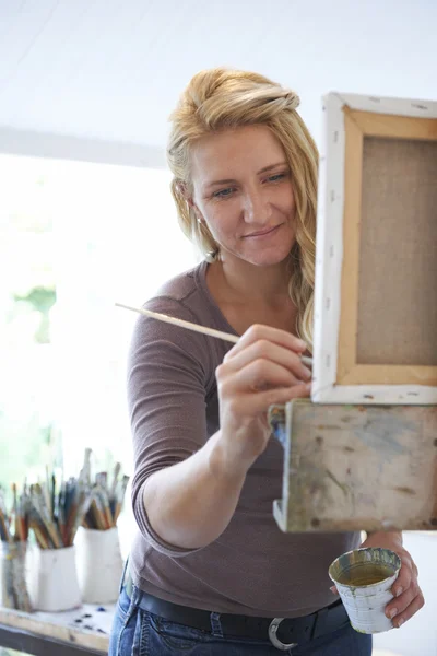 Kobieta artysta malarstwo w studio — Zdjęcie stockowe