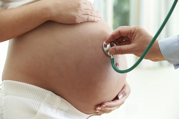 Médecin donnant Healthcheck à la femme enceinte — Photo