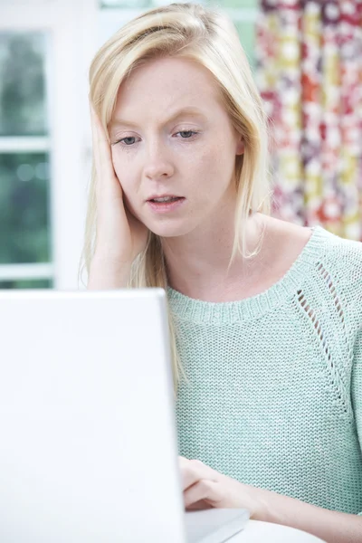 Adolescente vítima de bullying online — Fotografia de Stock