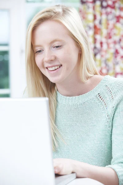 Ragazza adolescente utilizzando il computer a casa — Foto Stock