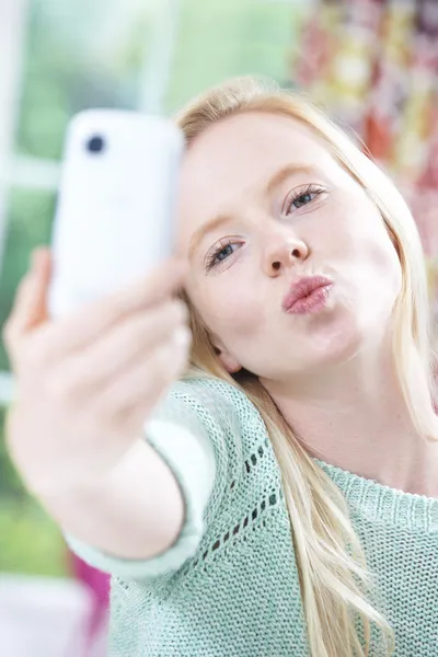 Tonårig flicka tar selfie på mobiltelefon — Stockfoto