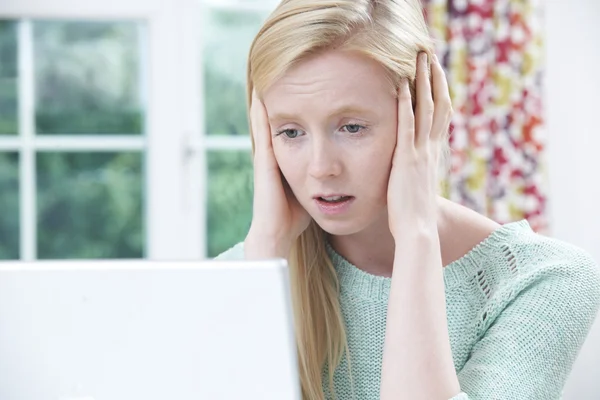 Teenager Opfer von Online-Mobbing mit Laptop — Stockfoto