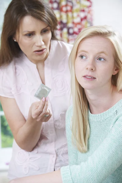 Mãe conversando com a filha adolescente sobre contracepção — Fotografia de Stock