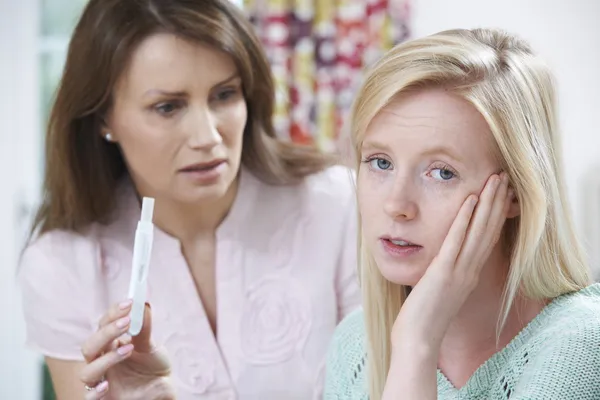 Mãe questionando a filha adolescente sobre o teste de gravidez — Fotografia de Stock