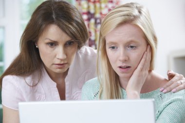 Anne rahatlatıcı Kız Online zorbalık tarafından mağdur