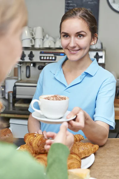 Cameriera in Cafe Servire cliente con caffè — Foto Stock