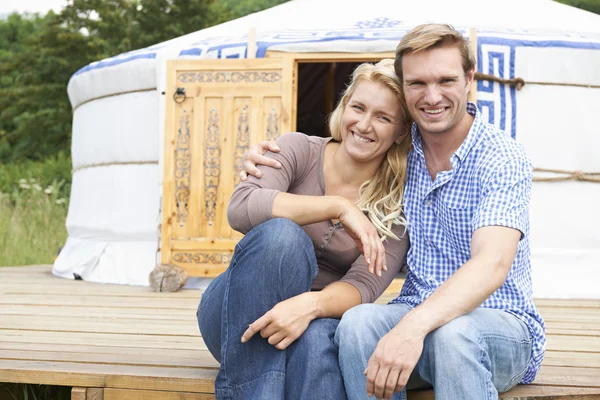Couple profitant de vacances en camping dans la yourte traditionnelle — Photo