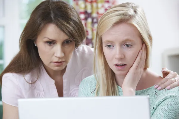 Madre confortante figlia vittima di bullismo online — Foto Stock