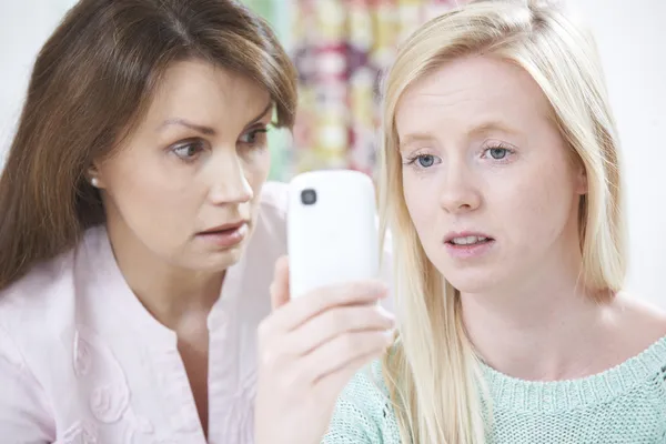 Mother Comforting Daughter Being Bullied By Text Message — Stock Photo, Image