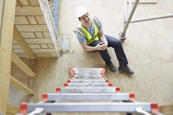 Obrero de la construcción cayendo de la escalera e hiriendo la pierna —  Fotos de Stock