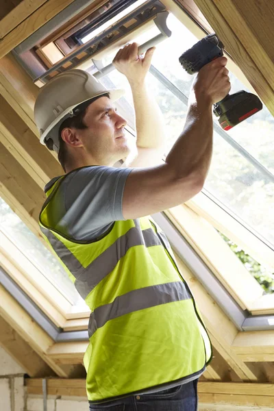 Trabajador de la construcción utilizando taladro para instalar ventana — Foto de Stock