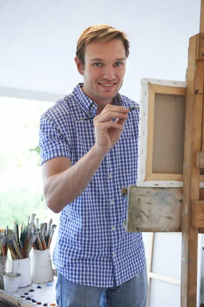 Mężczyzna artysta malarstwo w studio — Zdjęcie stockowe