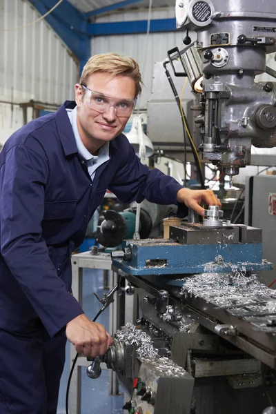 Porträtt av ingenjör med borr i fabriken — Stockfoto