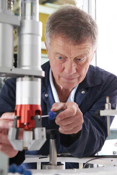 Ingeniero trabajando en la máquina en fábrica — Foto de Stock