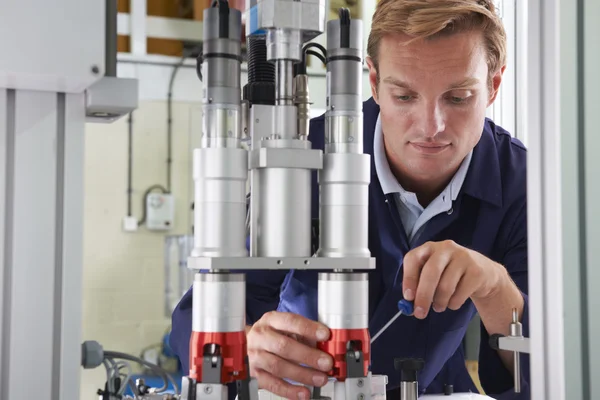 Ingeniero trabajando en la máquina en fábrica —  Fotos de Stock