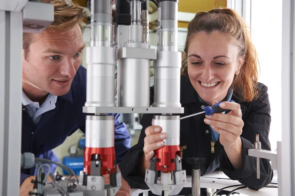 Ingenieur und Lehrling arbeiten an Maschine in Fabrik — Stockfoto