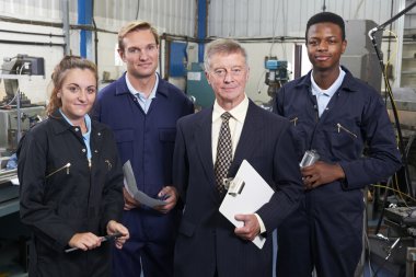 portresi Müdürü ve personeli mühendislik fabrikası