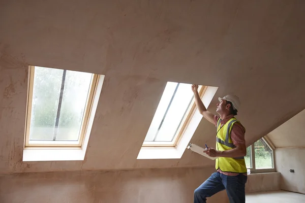 Building Inspector Looking At New Property — Stock Photo, Image