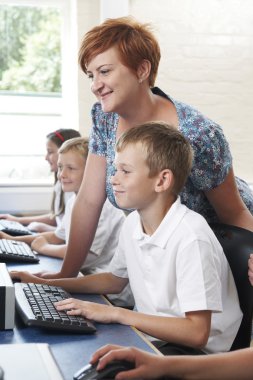 erkek İlköğretim öğrenci ile öğretmenin bilgisayar sınıfı