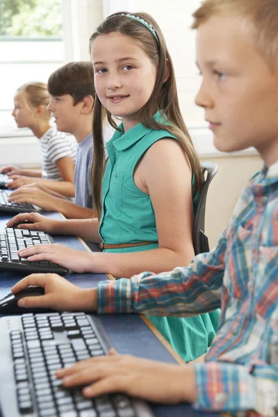 Grupo de crianças do ensino fundamental em classe de computador — Fotografia de Stock