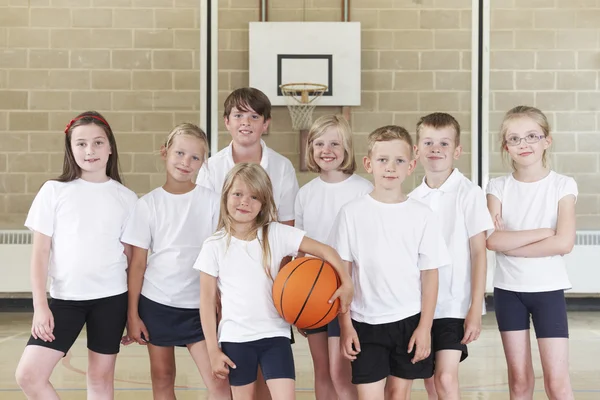 Elever i grundskolan i basket — Stockfoto