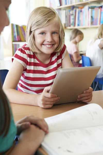 Aluno da escola primária usando tablet digital na sala de aula — Fotografia de Stock