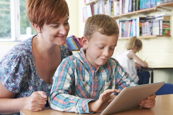 Scholieren met leraar met behulp van digitale tablet in klas — Stockfoto