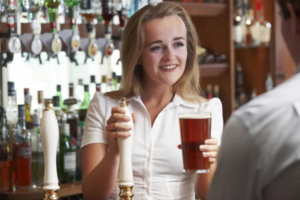 Barista donna che serve da bere al cliente maschile — Foto Stock