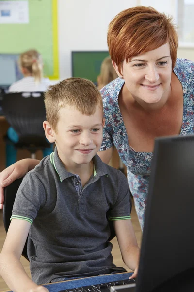 Mannelijke elementaire leerling van computer klas met leraar — Stockfoto