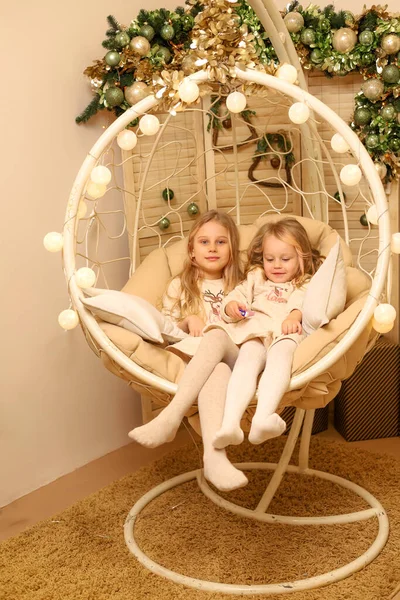 Hermosas Chicas Columpio Vacaciones Navidad —  Fotos de Stock