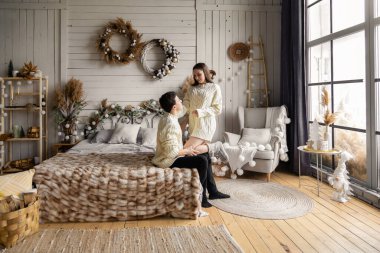 Yatakta güzel bir çift, Noel zamanı.