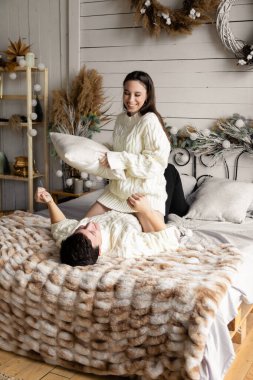 Yatakta güzel bir çift, Noel zamanı.