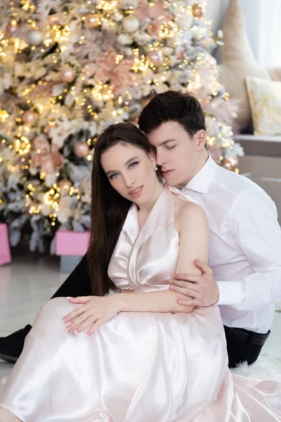 Mutlu genç çift Noel 'i bekliyor. Hediye vermek.