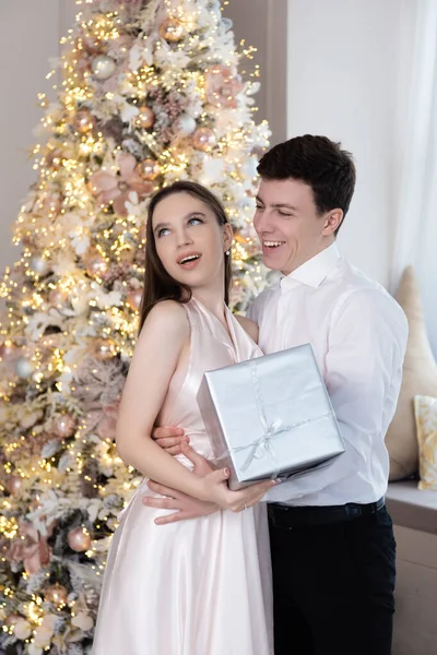 Mutlu genç çift Noel 'i bekliyor. Hediye vermek.