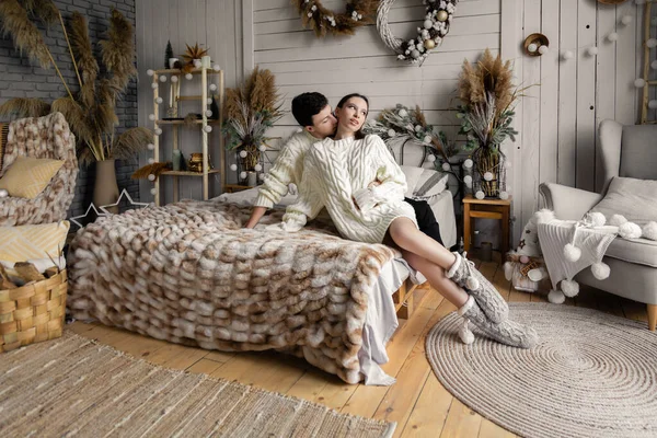 Yatakta güzel bir çift, Noel zamanı.