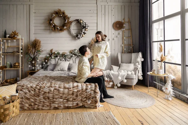 Yatakta güzel bir çift, Noel zamanı.