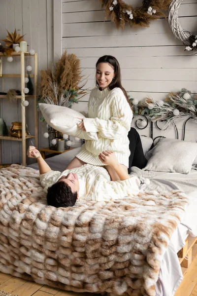 Yatakta güzel bir çift, Noel zamanı.