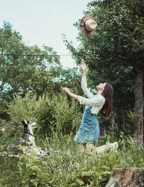 Genç ve güzel kız sevimli köpeğiyle oynuyor. 
