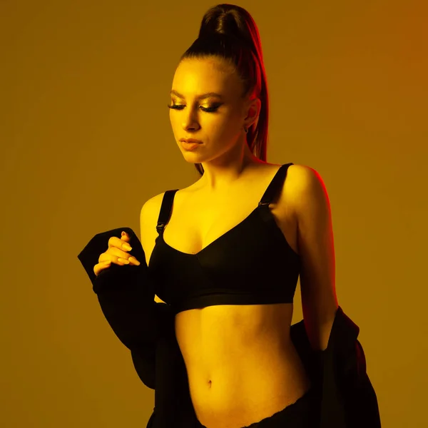 İç çamaşırı ve beyaz gömlek giyen güzel bir kadın manken.