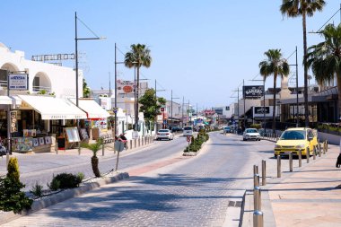 Güzel tatil köyüne doğru yürü. Ayia Napa, Kıbrıs