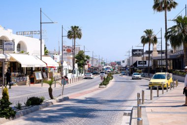Güzel tatil köyüne doğru yürü. Ayia Napa, Kıbrıs