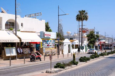 Güzel tatil köyüne doğru yürü. Ayia Napa, Kıbrıs