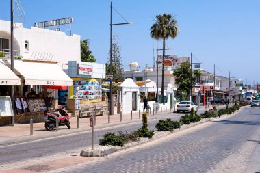 Güzel tatil köyüne doğru yürü. Ayia Napa, Kıbrıs