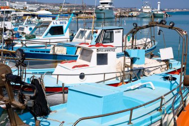 Agia Napa Limanı. Limanda tekneler var. Deniz balıkçısı.
