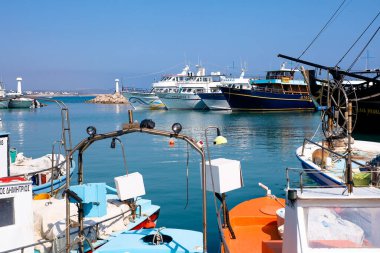 Agia Napa Limanı. Limanda tekneler var. Deniz balıkçısı.