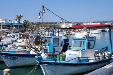 Agia Napa Limanı. Limanda tekneler var. Deniz balıkçısı.