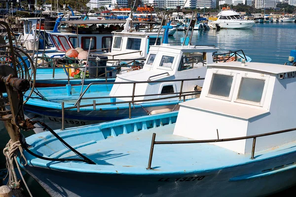 Agia Napa Limanı. Limanda tekneler var. Deniz balıkçısı.