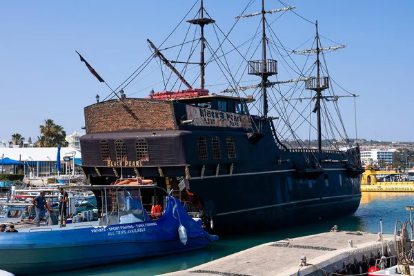 Agia Napa Limanı. Limanda tekneler var. Deniz balıkçısı.